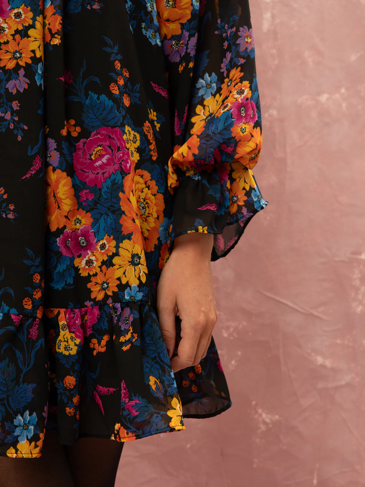 WE__ARE
CHIFFON MINI DRESS - TAPETSARIA BLACK