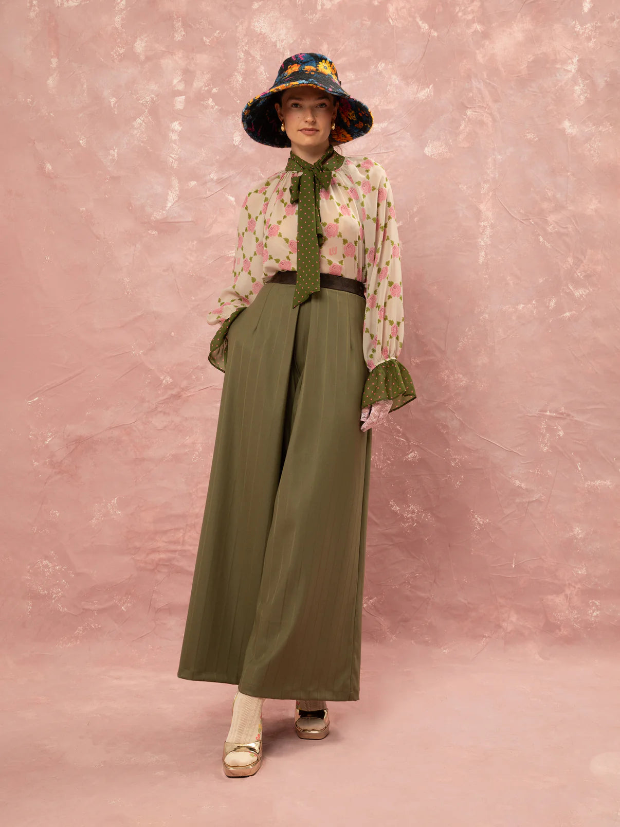 WE__ARE
WIDE LEG PLEATED PANTS - LIME