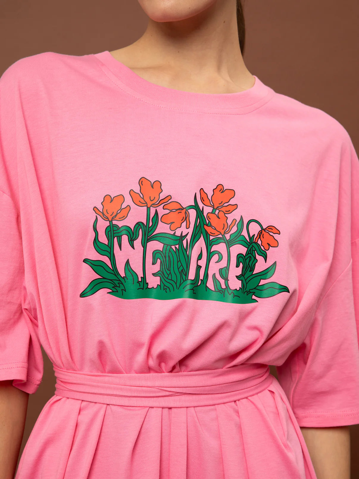 WE__ARE
OVERSIZED MAXI T-SHIRT-DRESS PINK